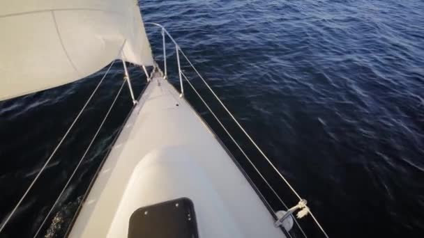 Yacht Som Seiler Havet Mot Himmelen – stockvideo