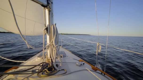 在海上迎风航行的游艇 — 图库视频影像