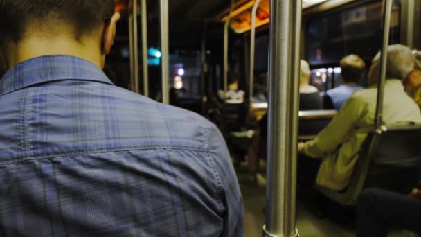 坐公共汽车的人的后视镜 — 图库视频影像