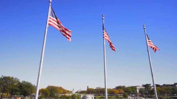 在华盛顿的视频拍摄Dc美国国旗环绕方尖碑 — 图库视频影像