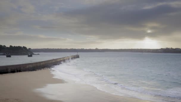 Панорамна Сцена Приморського Узбережжя Проривною Водою Перед Заходом Сонця — стокове відео
