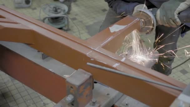 金属工业工人做一些金属加工工作 — 图库视频影像