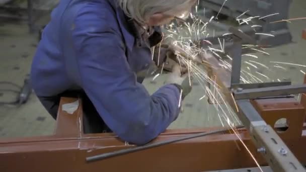 Pracownik Przemysłu Metalurgicznego Wykonujący Prace Metalowe — Wideo stockowe