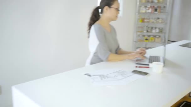 Azjatyckie Kobieta Okulary Telefon Laptop Biuro — Wideo stockowe