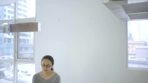 Azjatki Kobieta Okulary Telefon Filiżanka Kawy Biuro — Wideo stockowe