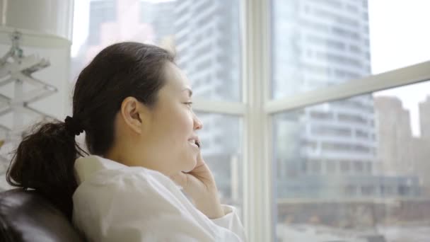 Azjatycki Bizneswoman Mówi Przez Telefon Domu — Wideo stockowe