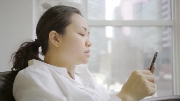Aziatische Zakenvrouw Sms Smartphone Thuis — Stockvideo