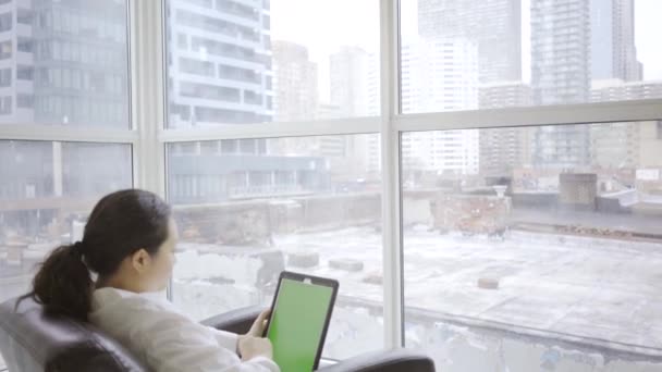 亚洲女人在办公室使用绿色屏幕的数码平板电脑 — 图库视频影像