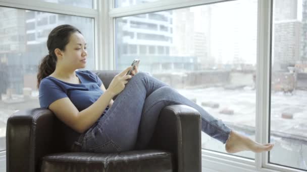 Feliz Asiático Mujer Usando Smartphone Casa — Vídeos de Stock