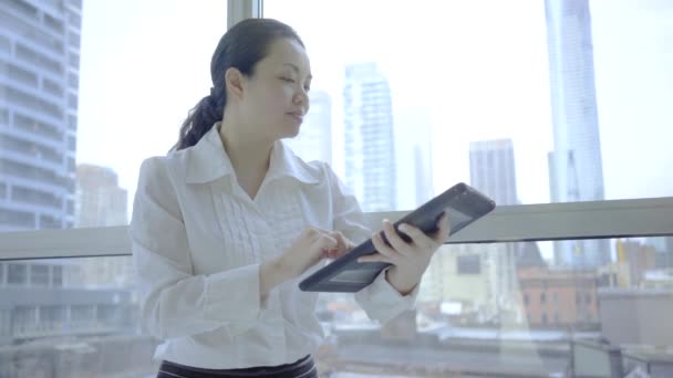 Femme Asiatique Utilisant Une Tablette Numérique Maison — Video