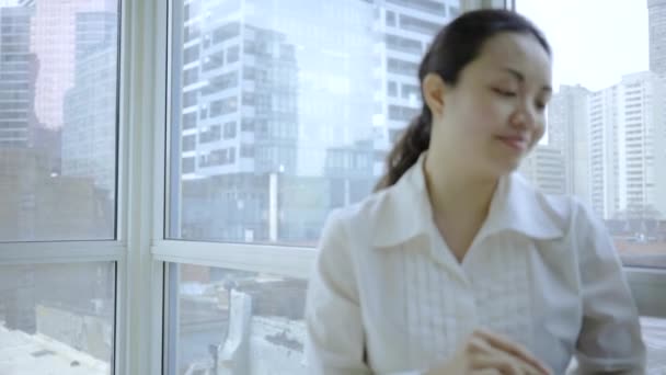 Mulher Asiática Usando Tablet Digital Casa — Vídeo de Stock