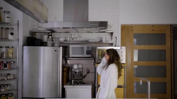 Kaukasische Vrouw Witte Badjas Moderne Keuken Met Appel — Stockvideo