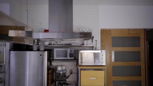 現代の台所の白いバスローブに身を包んだ白人女性 — ストック動画