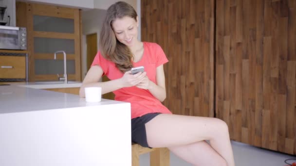 Kaukasische Vrouw Binnen Modern Huis Met Smartphone Koffie — Stockvideo
