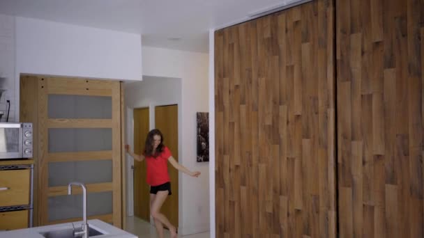 現代のキッチンで踊る白人女性 — ストック動画