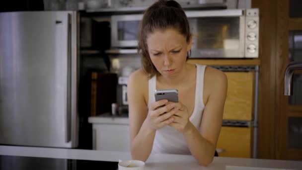 闷闷不乐的高加索女人 带着智能手机和咖啡住在现代房子里 — 图库视频影像