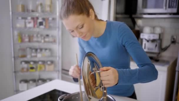 Mujer Caucásica Cocinando Casa Moderna Con Tableta Digital — Vídeo de stock