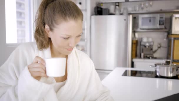 Mulher Caucasiana Roupão Banho Branco Casa Moderna Com Laptop Café — Vídeo de Stock