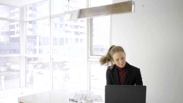 Kaukasische Geschäftsfrau Drinnen Modernes Haus Mit Laptop Büro — Stockvideo
