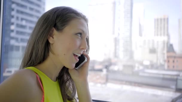 Mujer Caucásica Interior Casa Moderna Con Teléfono Inteligente — Vídeo de stock