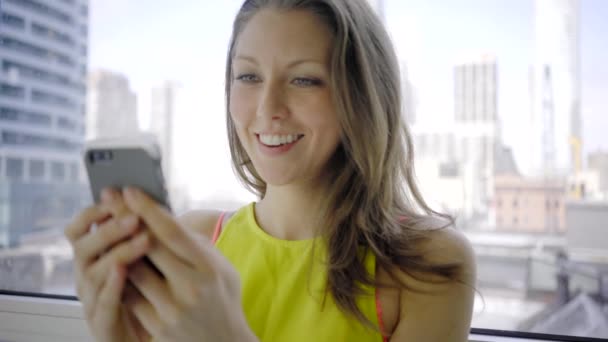 Femeie Caucaziană Interior Casă Modernă Smartphone — Videoclip de stoc