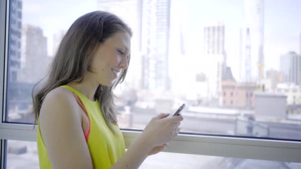 Біла Жінка Приміщенні Сучасний Будинок Смартфоном — стокове відео