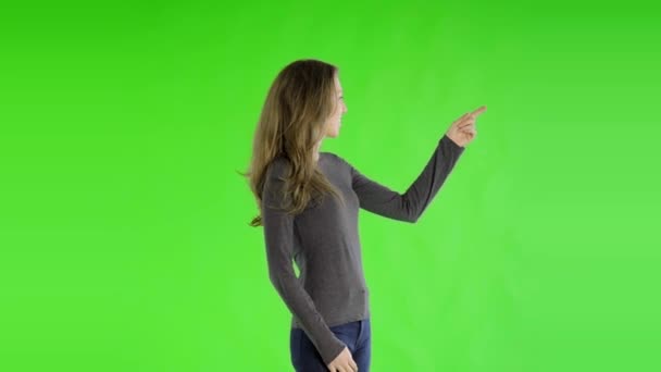 Mujer Caucásica Señalando Pantalla Verde — Vídeos de Stock
