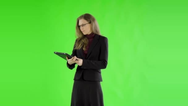 緑の画面上にデジタルタブレットと若い美しいビジネス女性 — ストック動画