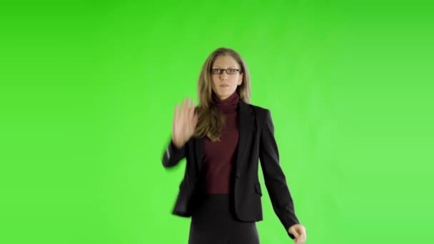 Junge Schöne Geschäftsfrau Gestikuliert Auf Grünem Bildschirm — Stockvideo