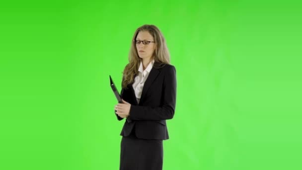 Ung Vacker Affärskvinna Med Digital Tablett Grön Skärm — Stockvideo