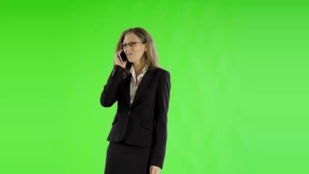 Ung Smuk Forretningskvinde Taler Telefon Grøn Skærm – Stock-video