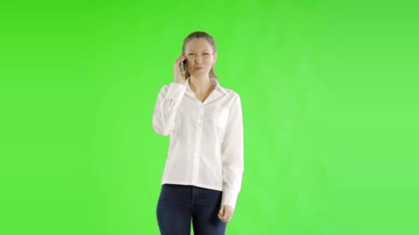 年轻美丽的女商人在绿色屏幕上通过电话交谈 — 图库视频影像