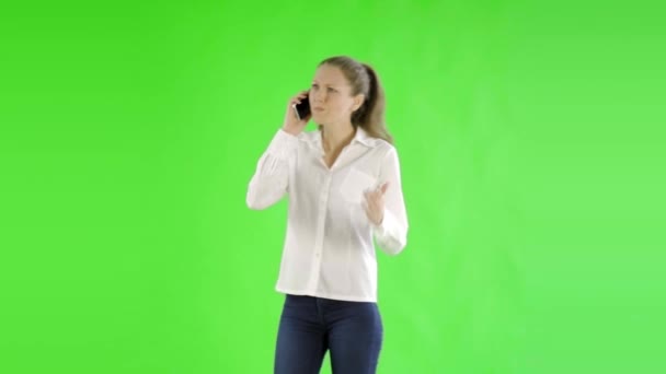 Junge Schöne Geschäftsfrau Telefoniert Auf Grünem Bildschirm — Stockvideo