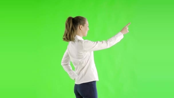 Молодая Красивая Деловая Женщина Указывает Пальцем Зеленый Экран — стоковое видео