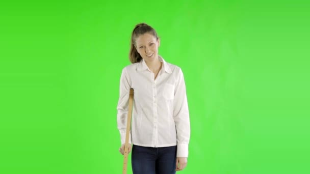 Ung Vacker Affärskvinna Med Krycka Grön Skärm — Stockvideo