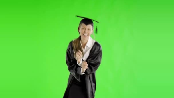 Mulher Caucasiana Roupão Graduação Tela Verde — Vídeo de Stock