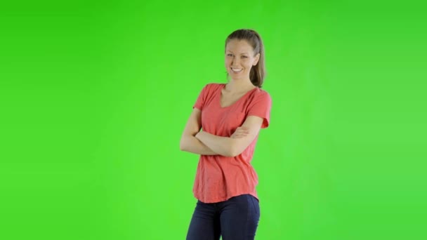 年轻美丽的女人穿着运动服 胳膊交叉在绿色屏幕上 — 图库视频影像