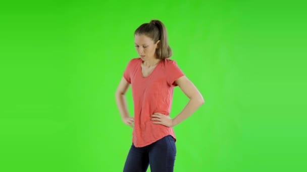 在绿色屏幕上穿着运动服的年轻而愤怒的女人 — 图库视频影像