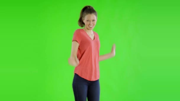 年轻美丽的女人穿着运动服 在绿屏上跳舞 — 图库视频影像