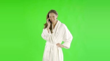 Kafkasyalı, bornozlu, cep telefonu yeşil ekranlı kadın. 