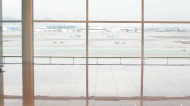 Kışın havaalanı seyahat videosunda