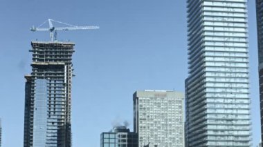 Vinç bir kule inşa ediyor, daraltma videosu