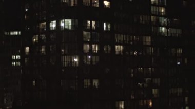 Aydınlatılmış modern yüksek binalar