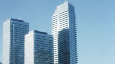 Mavi bulutlu gökyüzüne karşı modern yüksek binalar 