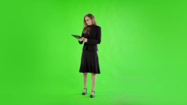 Yeşil ekrana karşı dijital tabletli beyaz iş kadını 