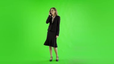 Beyaz perdeye karşı akıllı telefonlu beyaz iş kadını 