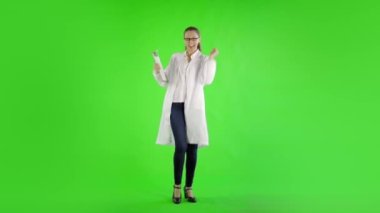 Beyaz kadın yeşil ekrana karşı labirent giyiyor.