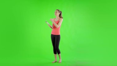 sağlıklı beyaz kadın yeşil ekrana karşı.