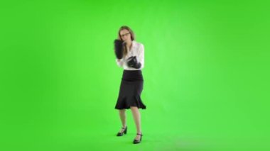 Beyaz perdeye karşı boks eldivenli beyaz iş kadını.