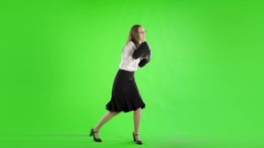 Beyaz perdeye karşı boks eldivenli beyaz iş kadını.